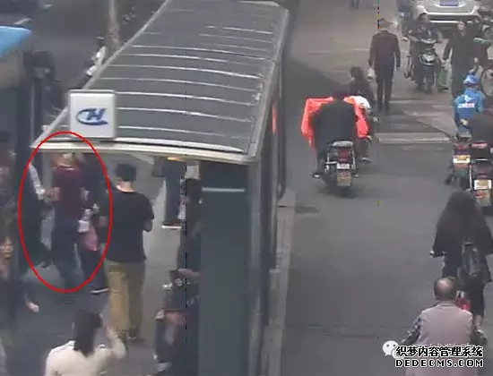 男子为偷一部手机,换乘6趟公交2次进超市易装