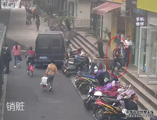 男子为偷一部手机,换乘6趟公交2次进超市易装