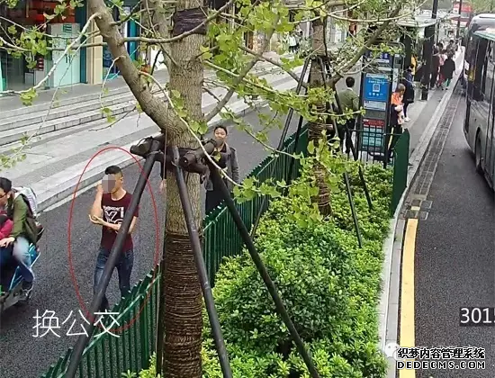 男子为偷一部手机,换乘6趟公交2次进超市易装