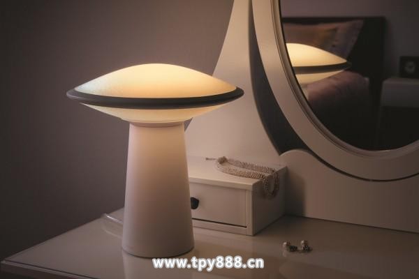 飞利浦推出UFO造型智能灯具 主打健康概念